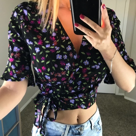 -Black Floral Wrap Crop- - Picture 4 of 5